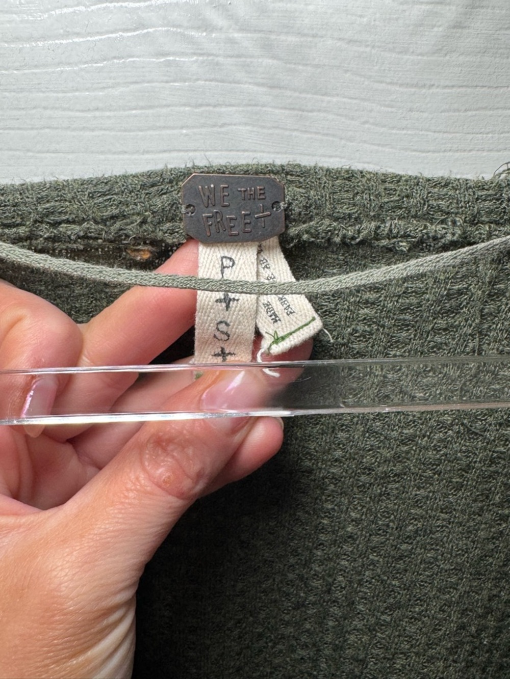 🫒 Free People Olive Green V-Neck Long Sleeve Ruffle Hem Top 🫒 - Picture 4 of 5